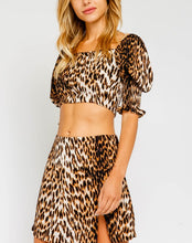 Load image into Gallery viewer, Leopard Puff Sleeve Crop Top
